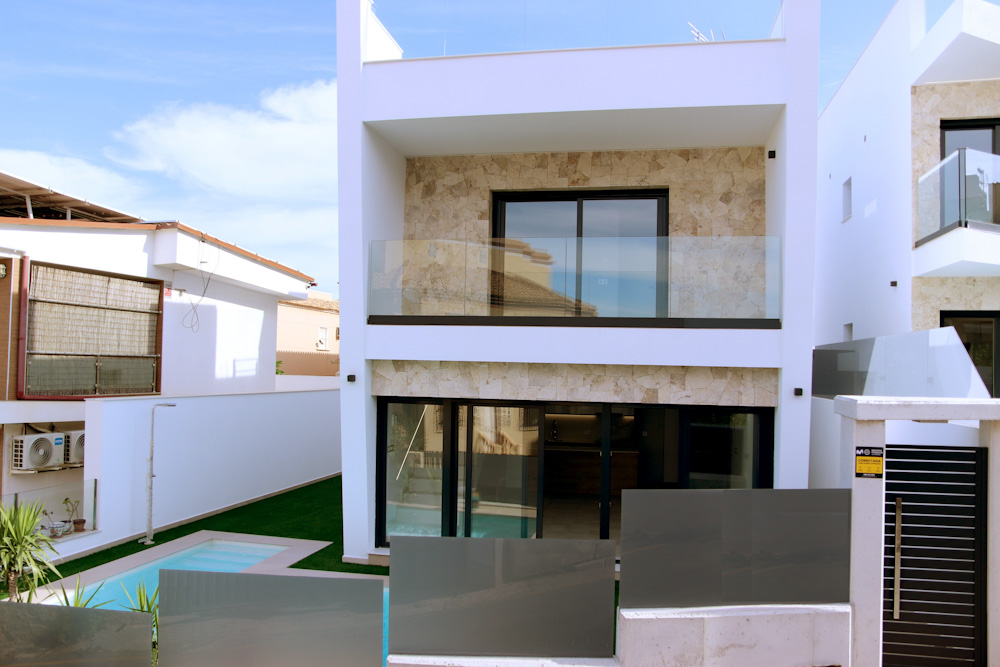 Sleutelklaar !!! Luxe villa vlakbij strand met zoutwater zwembad / Torrevieja