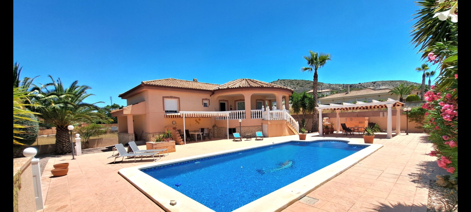 Exclusieve vrijstaande villa met ruim perceel in La Montañosa, Hondon de las Nieves