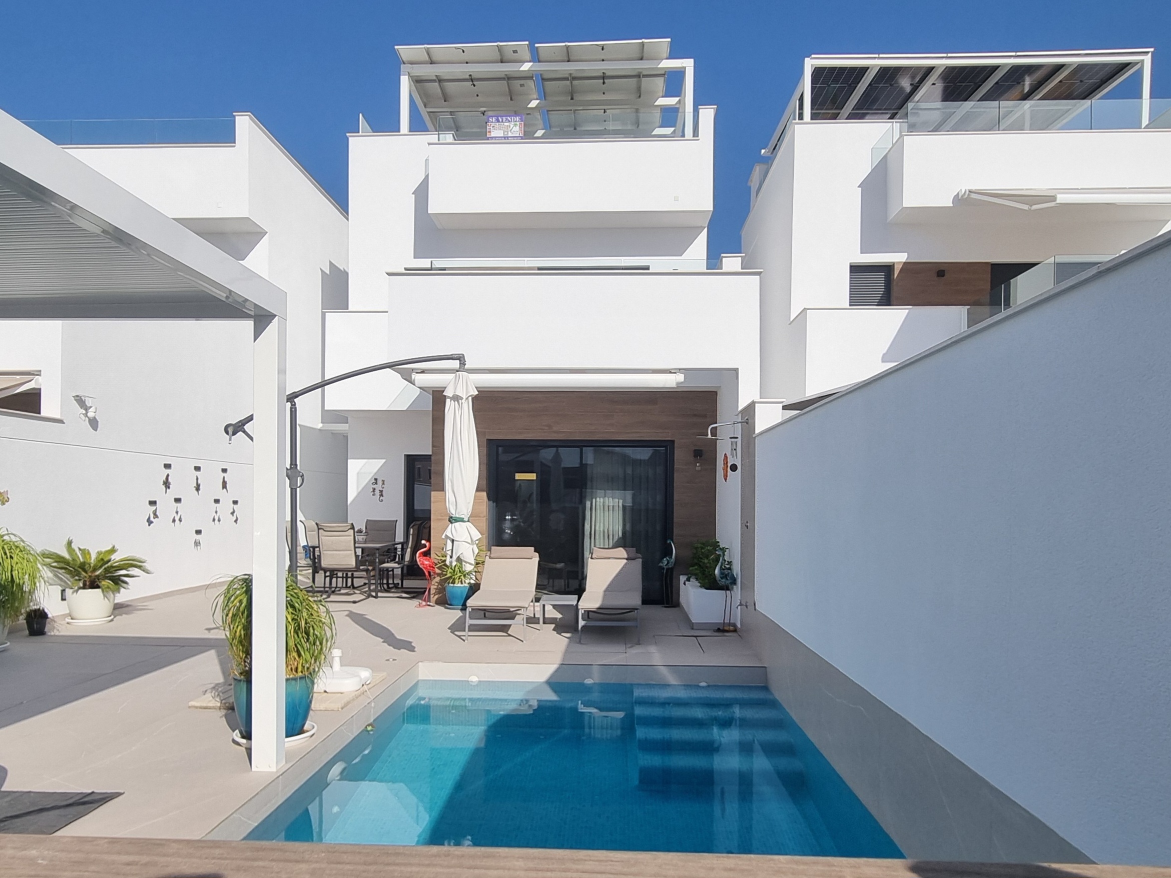 Exclusieve duurzame villa met privézwembad en panoramisch uitzicht